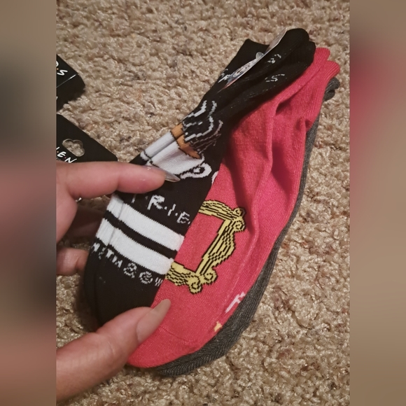 F.R.I.E.N.D.S Accessories 6pc BUNDLE Tee/Trivia Game/3pk Socks/ Lipbalm NWT - Picture 5 of 10